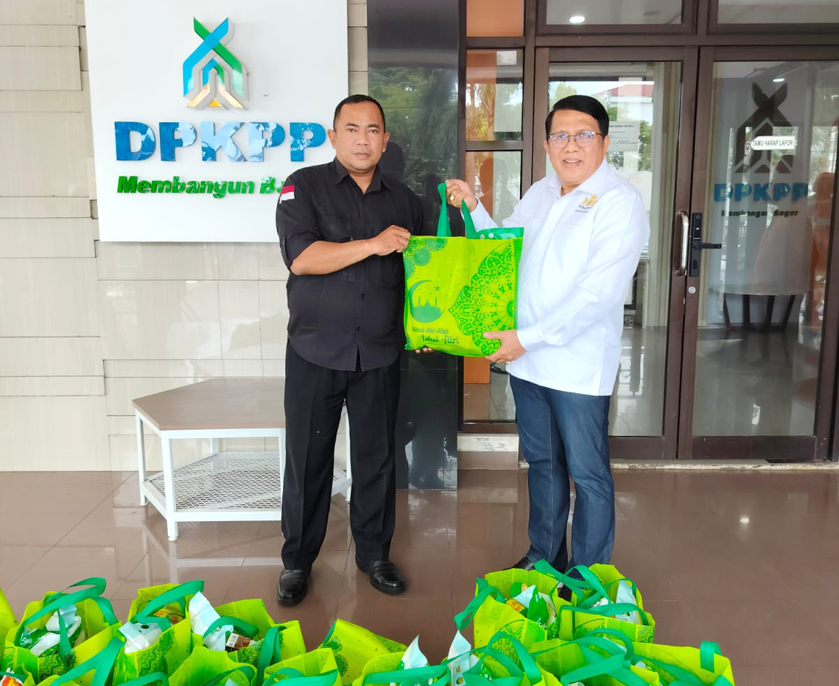 Penyerahan secara simbolis Paket Sembako Lebaran kepada Tim Security dan Bagian Umum Dinas DPKPP Kabupaten Bogor